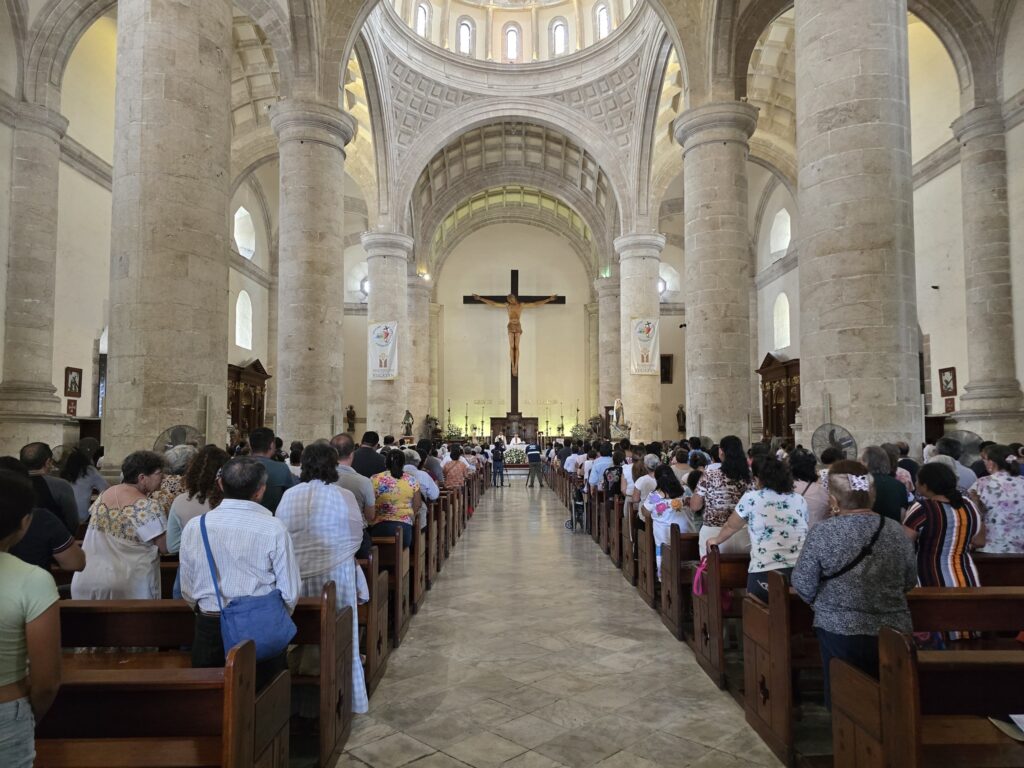 Feligreses de Yucatán despiden al Papa Francisco con una misa en su honor, recordando su legado de misericordia, paz y valentía espiritual.