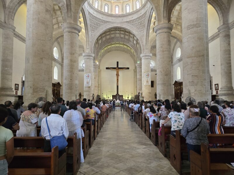 Feligreses de Yucatán despiden al Papa Francisco con una misa en su honor, recordando su legado de misericordia, paz y valentía espiritual.
