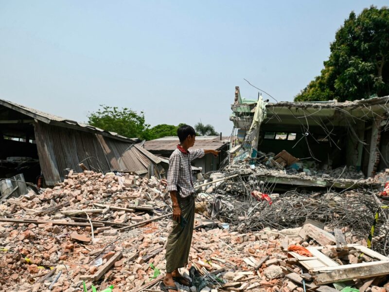 Un maestro de Birmania sobrevivió al terremoto bebiendo su propia orina tras cinco días atrapado entre escombros. Un milagro insólito.
