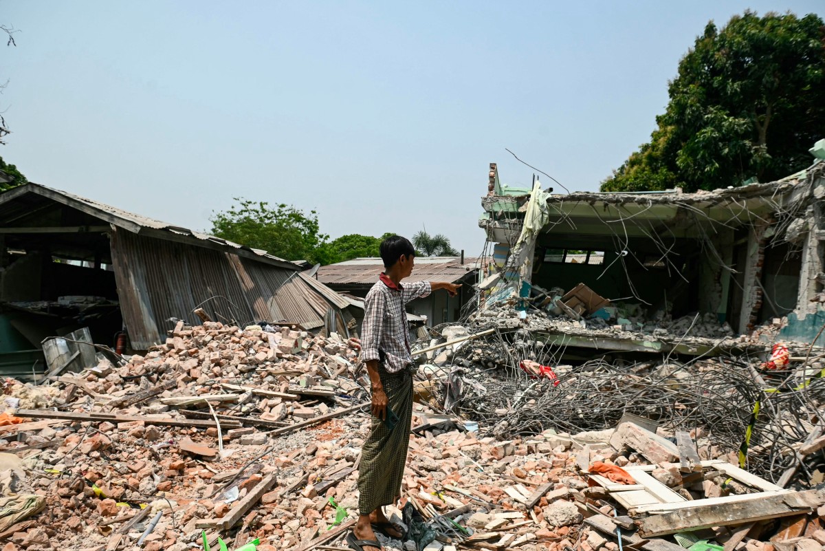 Un maestro de Birmania sobrevivió al terremoto bebiendo su propia orina tras cinco días atrapado entre escombros. Un milagro insólito.
