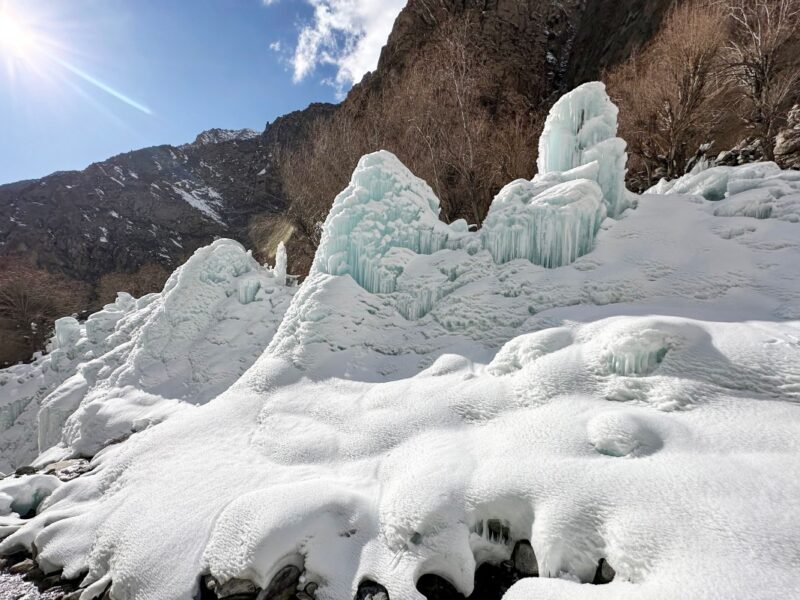 Pakistán enfrenta la escasez de agua creando glaciares artificiales en los valles del norte para salvar su agricultura y enfrentar el cambio climático.