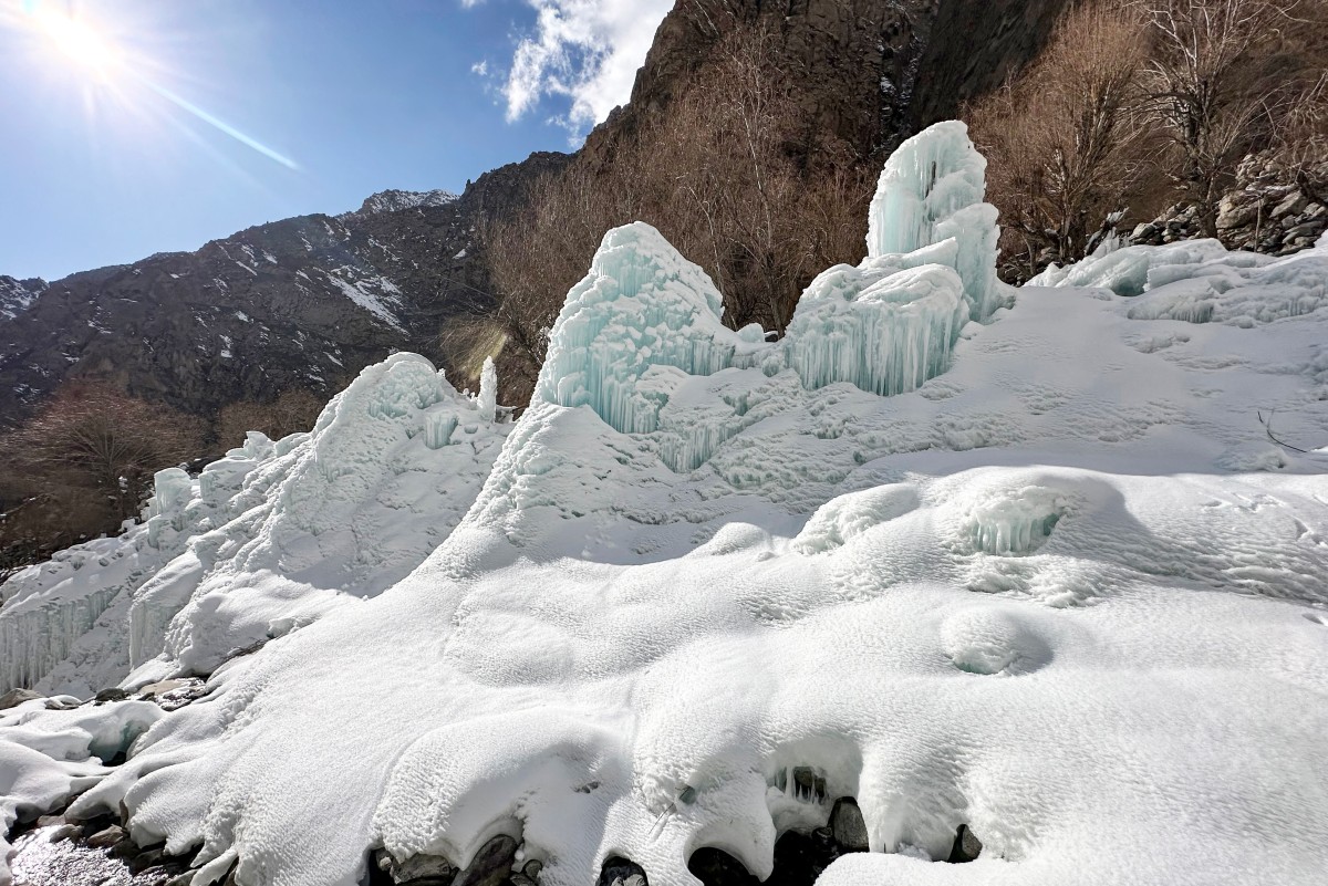 Pakistán enfrenta la escasez de agua creando glaciares artificiales en los valles del norte para salvar su agricultura y enfrentar el cambio climático.