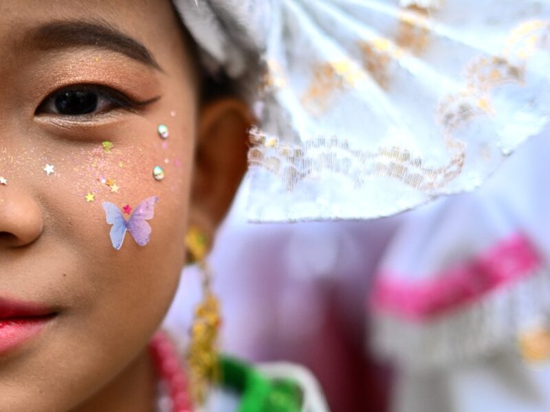 Niños shan se convierten en novicios budistas en la ceremonia “Poy Sang Long”, una tradición ancestral celebrada en templos del norte de Tailandia.