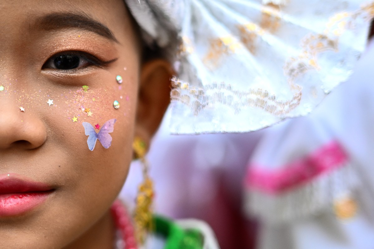 Niños shan se convierten en novicios budistas en la ceremonia “Poy Sang Long”, una tradición ancestral celebrada en templos del norte de Tailandia.