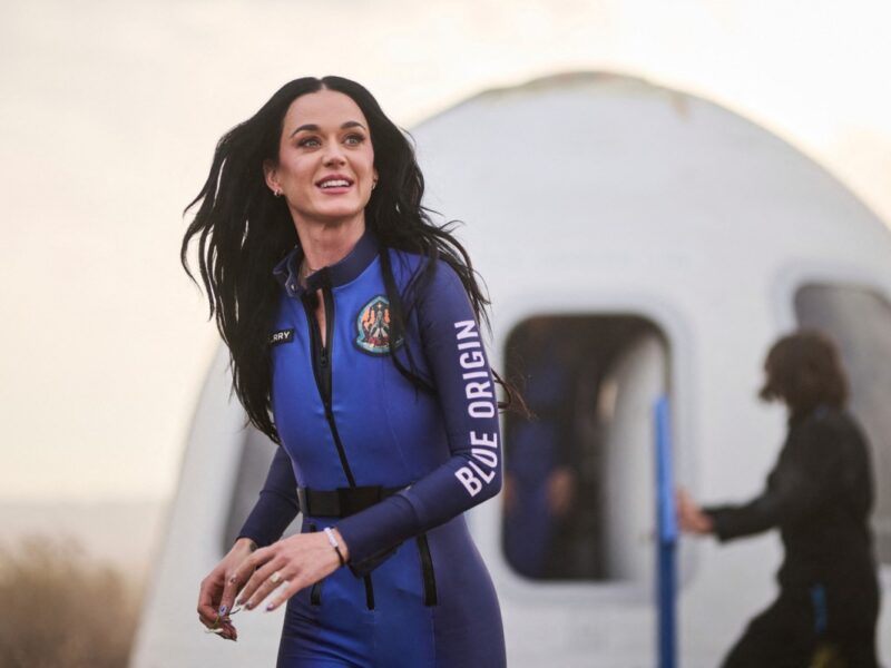 Katy Perry y cinco mujeres viajan al espacio con Blue Origin, marcando el primer vuelo suborbital con tripulación totalmente femenina.