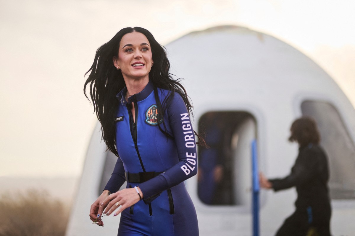 Katy Perry y cinco mujeres viajan al espacio con Blue Origin, marcando el primer vuelo suborbital con tripulación totalmente femenina.