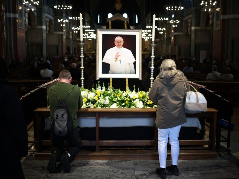 El papa Francisco muere a los 88 años en el Vaticano, dejando un legado de reformas, diálogo y justicia social. El mundo despide a un líder.