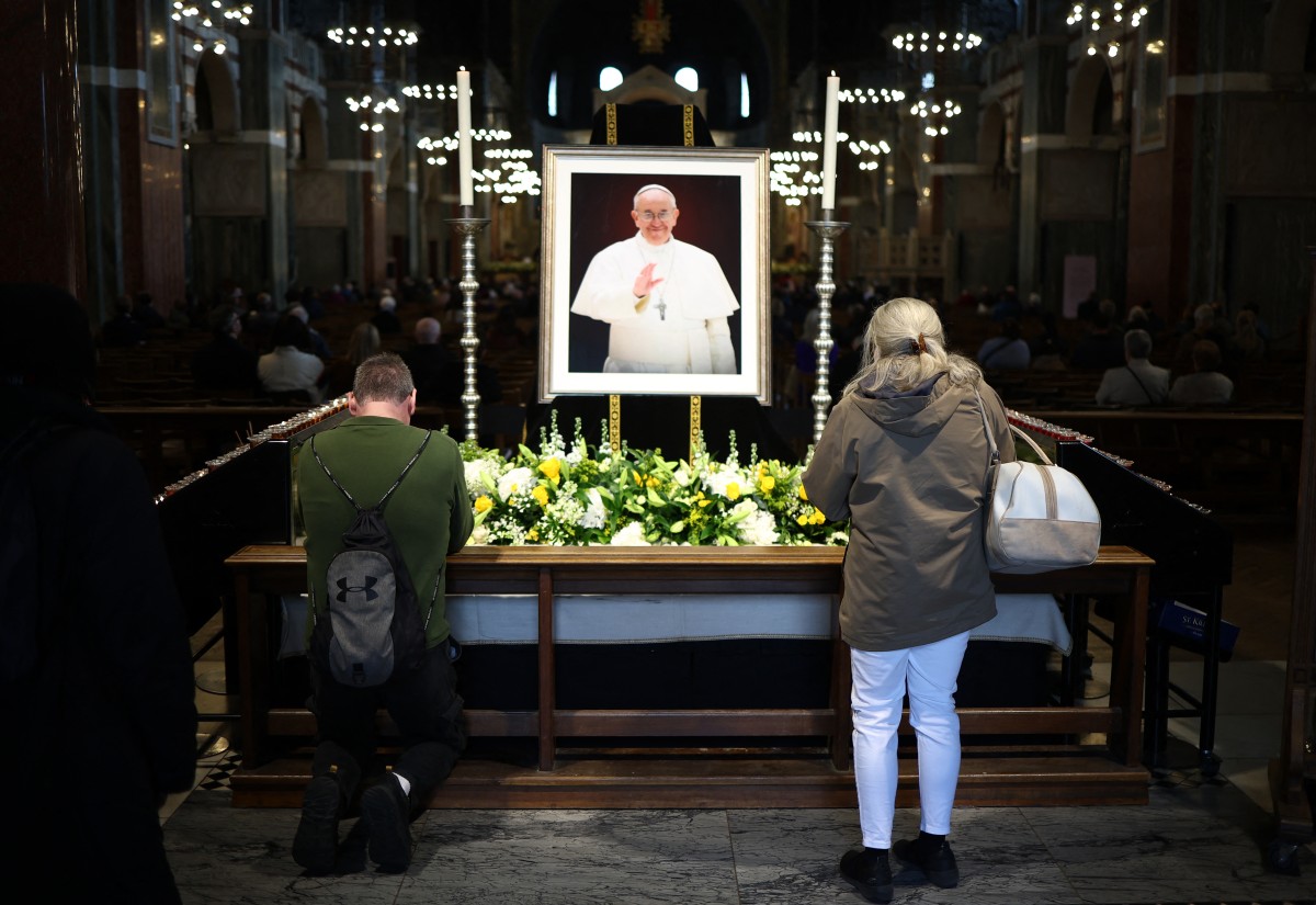 El papa Francisco muere a los 88 años en el Vaticano, dejando un legado de reformas, diálogo y justicia social. El mundo despide a un líder.