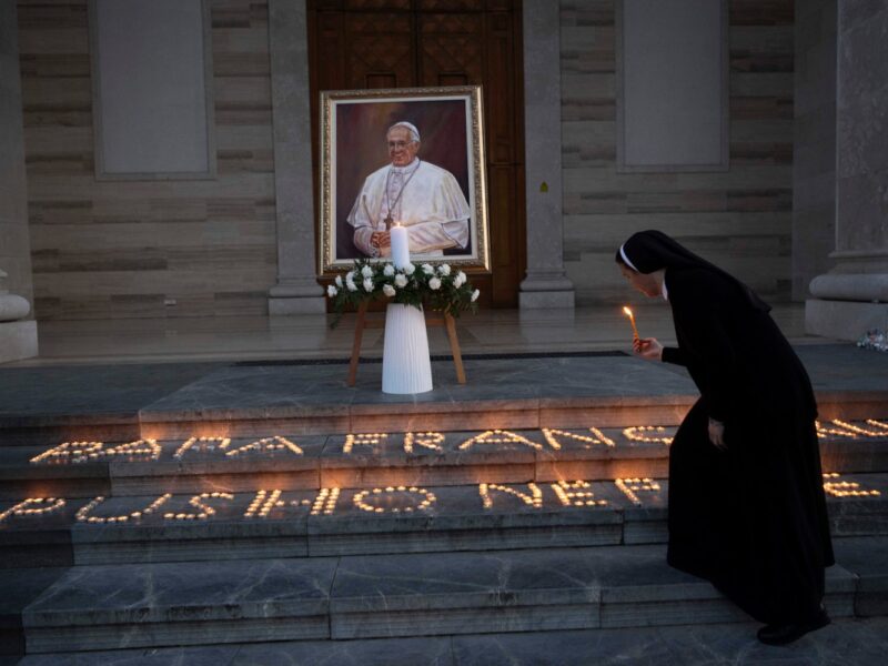 El papa Francisco murió por un ictus con coma e insuficiencia cardiocirculatoria irreversible, según el certificado del Vaticano.