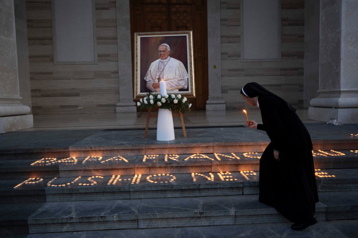 El papa Francisco murió por un ictus con coma e insuficiencia cardiocirculatoria irreversible, según el certificado del Vaticano.