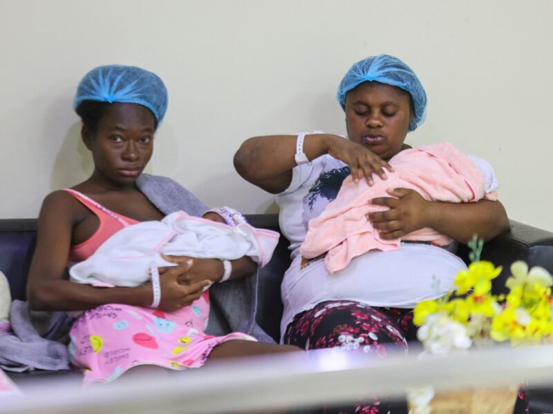 Entre miedo y cuidados médicos. Mujeres haitianas con sus hijos buscan atención en hospitales de Santo Domingo, en medio de nuevas medidas migratorias.