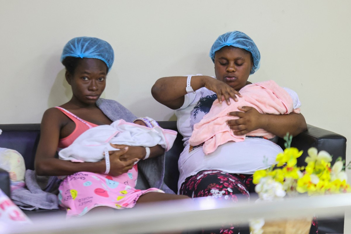 Entre miedo y cuidados médicos. Mujeres haitianas con sus hijos buscan atención en hospitales de Santo Domingo, en medio de nuevas medidas migratorias.