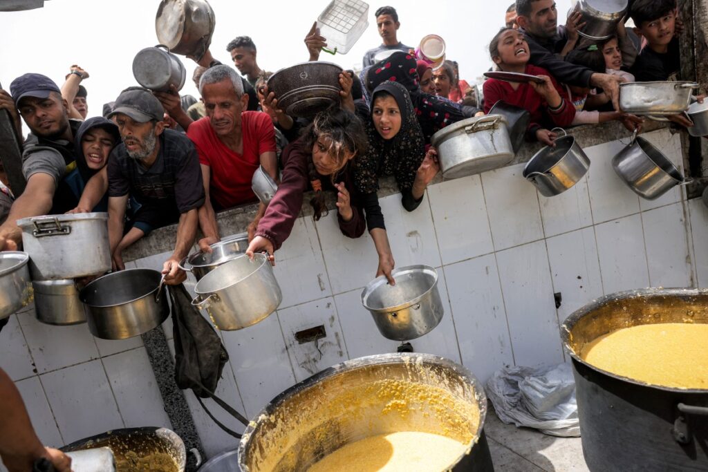 Más de 50 muertos en bombardeos israelíes en Gaza; Israel amenaza con intensificar su ofensiva si no regresan los rehenes.