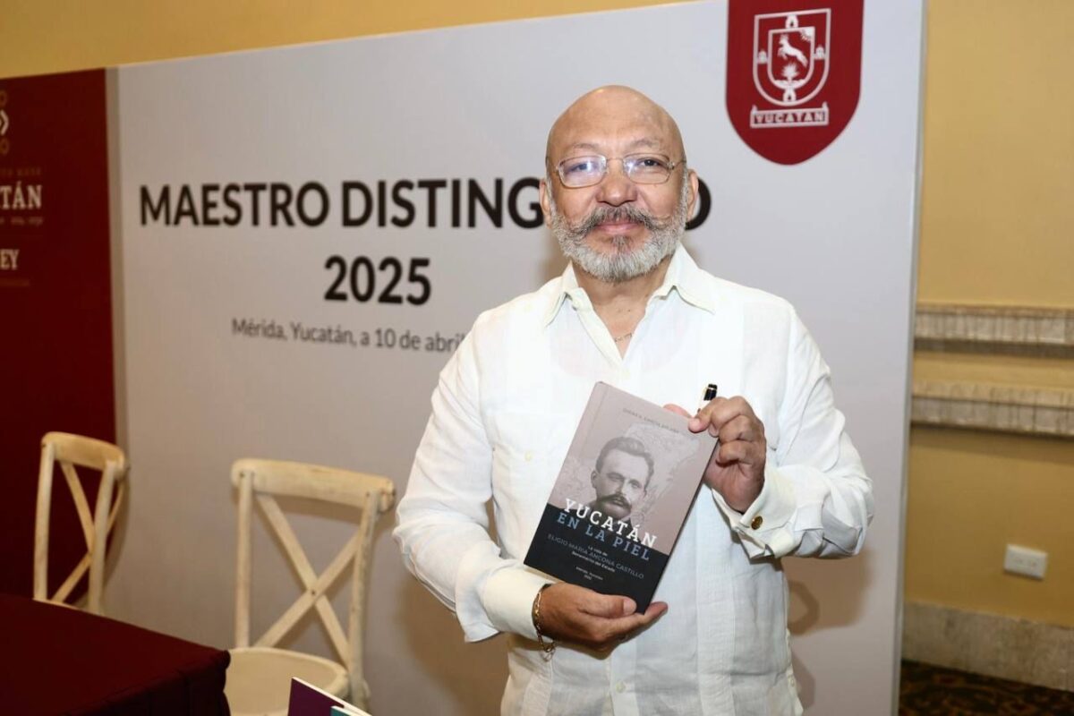 Reconocen al Dr. Óscar García Solana como “Maestro Distinguido 2025” por 42 años de compromiso con la educación en Yucatán.