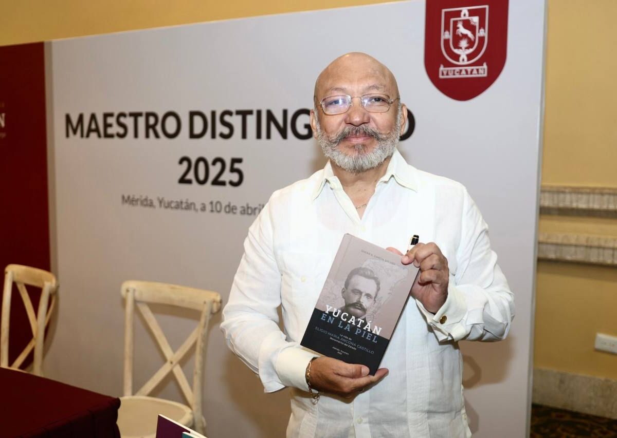 Reconocen al Dr. Óscar García Solana como “Maestro Distinguido 2025” por 42 años de compromiso con la educación en Yucatán.