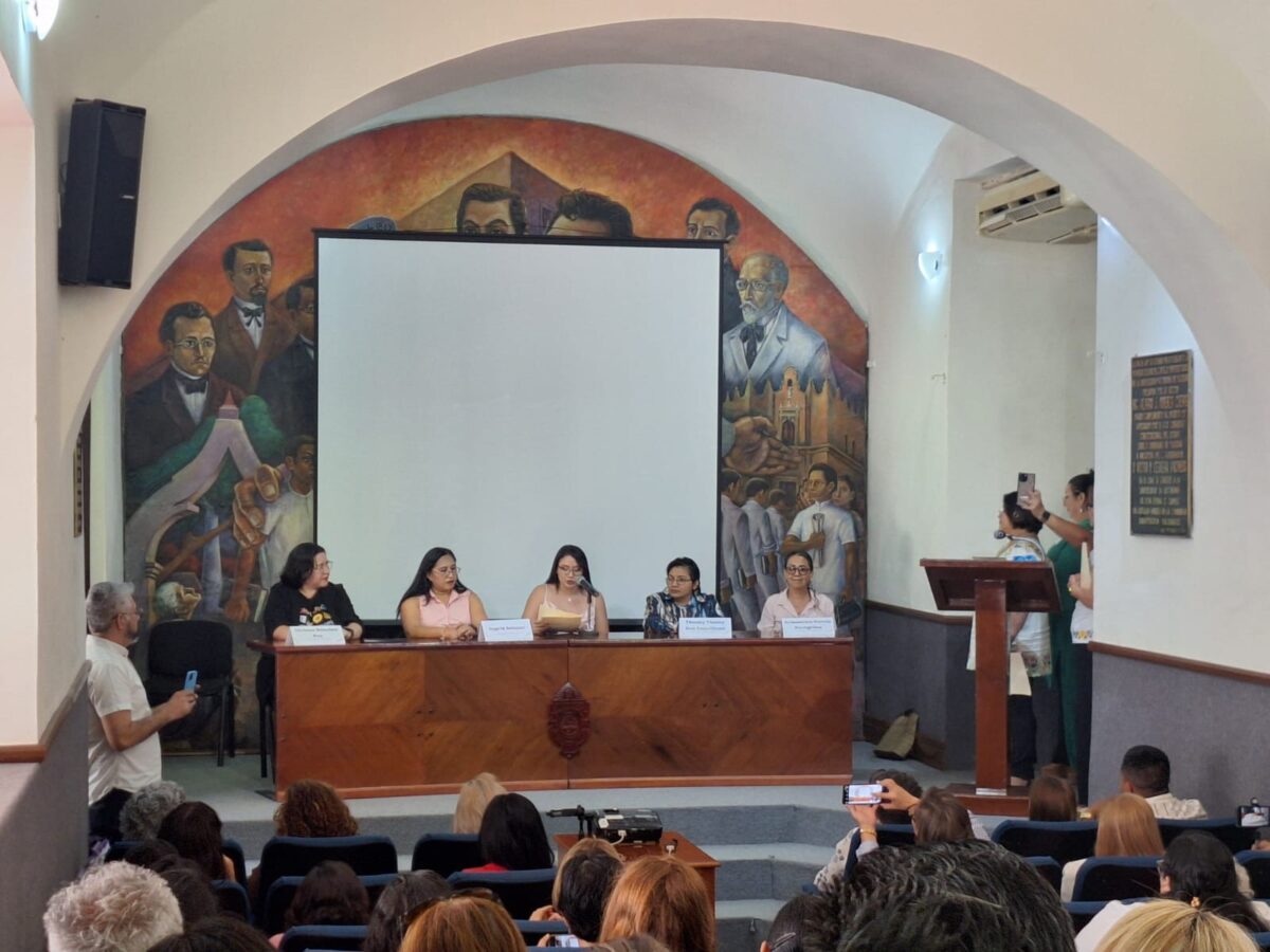 Mujeres periodistas y líderes sociales se reúnen en Yucatán para el primer foro sobre el papel de las mujeres en el periodismo y la sociedad.