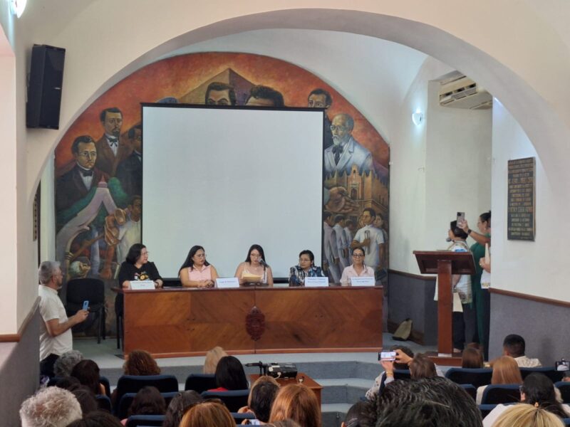 Mujeres periodistas y líderes sociales se reúnen en Yucatán para el primer foro sobre el papel de las mujeres en el periodismo y la sociedad.