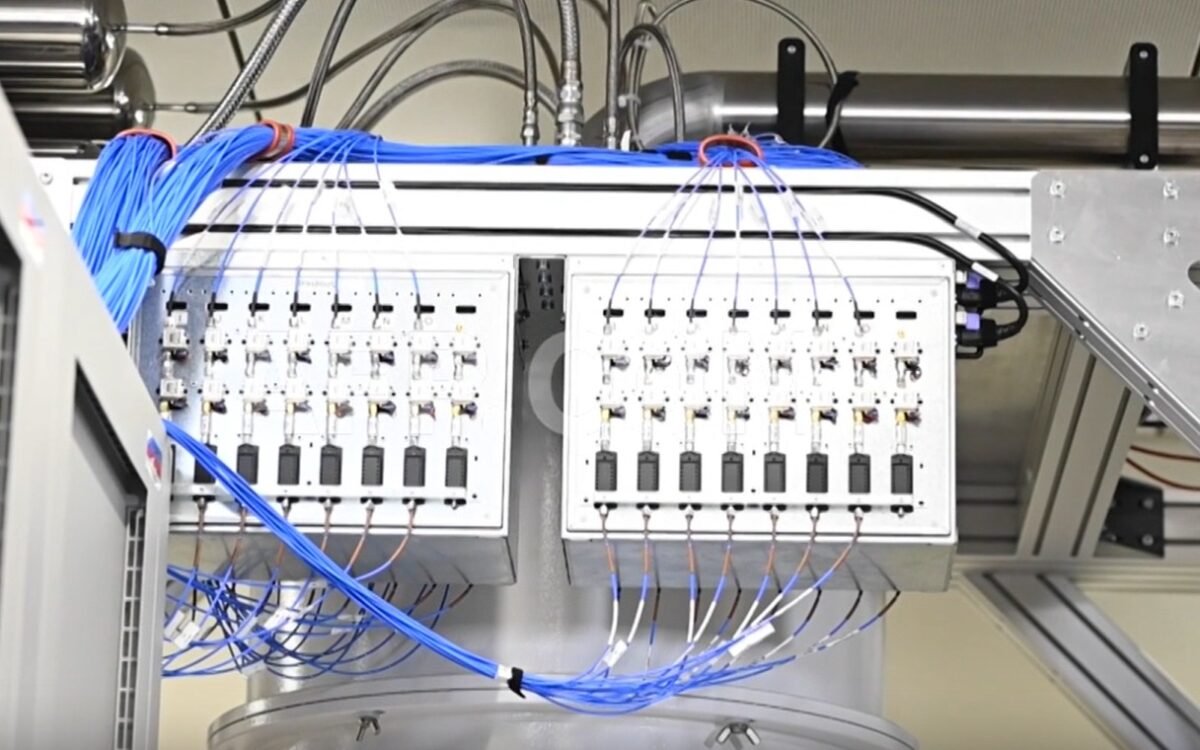 La demanda de electricidad para centros de datos se duplicará por la IA para 2030, según la AIE, lo que plantea desafíos en energía y emisiones.