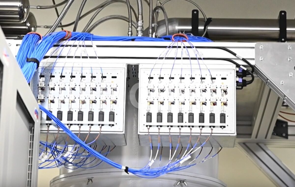 La demanda de electricidad para centros de datos se duplicará por la IA para 2030, según la AIE, lo que plantea desafíos en energía y emisiones.