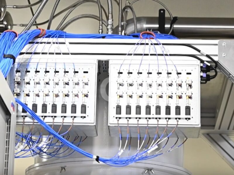 La demanda de electricidad para centros de datos se duplicará por la IA para 2030, según la AIE, lo que plantea desafíos en energía y emisiones.