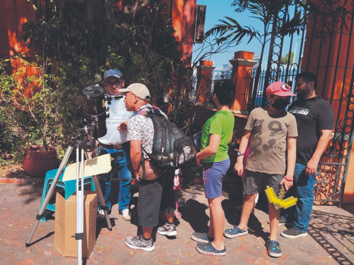 El Museo de Historia Natural invita al taller gratuito “Una mirada al Sol” con telescopios y tecnología para ver y oír al astro rey.