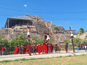 La pasión de Cristo en Acanceh une devoción, calor y cultura maya en una representación única frente a la Pirámide de los Mascarones.