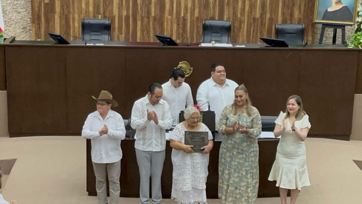 Violeta Arana Villalobos recibe el primer reconocimiento “Elvia Carrillo Puerto” por su lucha a favor de mujeres yucatecas.