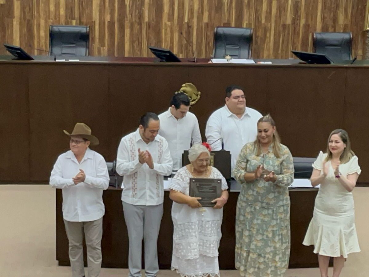Violeta Arana Villalobos recibe el primer reconocimiento “Elvia Carrillo Puerto” por su lucha a favor de mujeres yucatecas.
