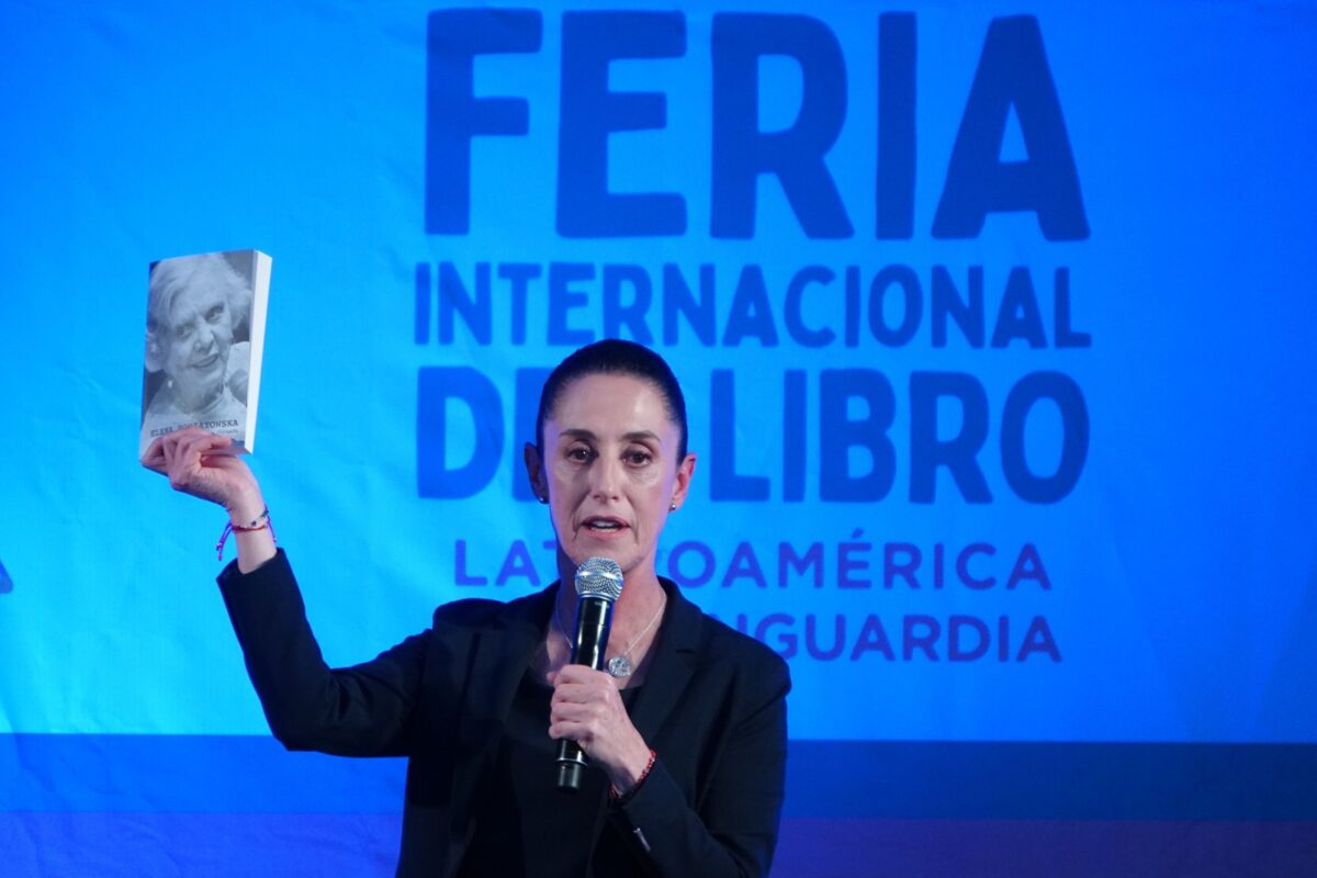 Sheinbaum comparte qué está leyendo: biografía de Merkel y su propio diario de transición. Fomenta lectura con clubes y libros accesibles.