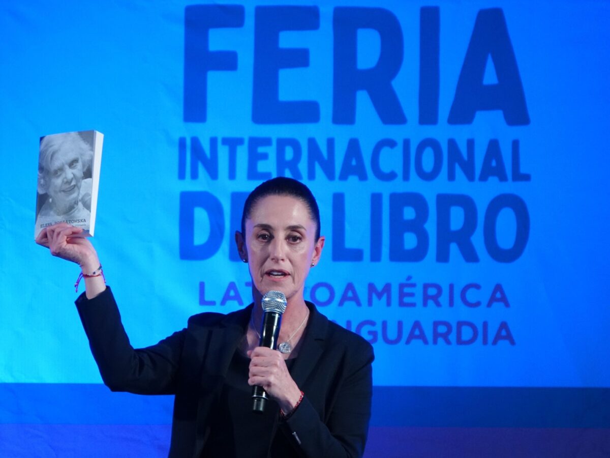 Sheinbaum comparte qué está leyendo: biografía de Merkel y su propio diario de transición. Fomenta lectura con clubes y libros accesibles.