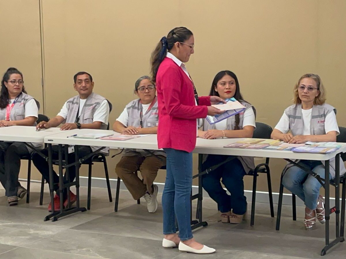 INE realiza simulacro electoral en Yucatán para preparar a la ciudadanía rumbo a la elección judicial del 1 de junio con ocho boletas y observadores.