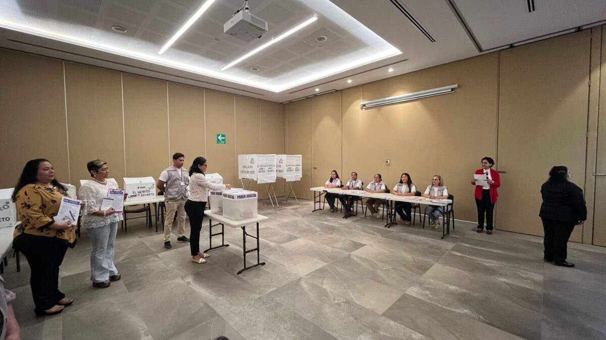 INE Yucatán realiza simulacro para elección extraordinaria del 1 de junio, donde se elegirán nuevos representantes del Poder Judicial.