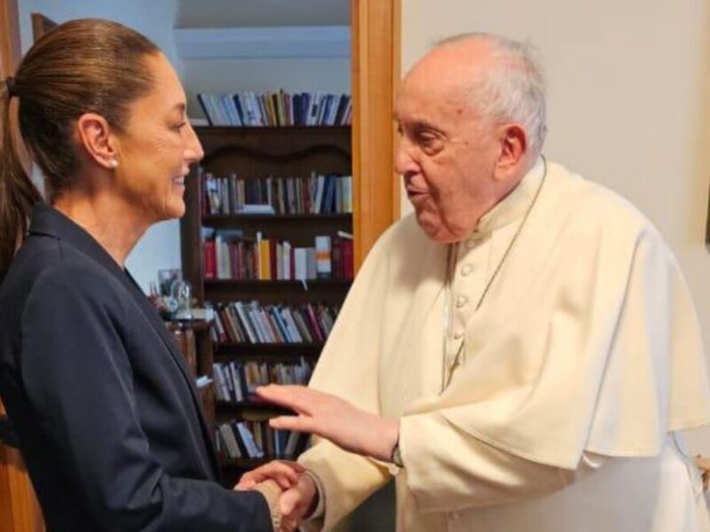 Claudia Sheinbaum expresó su pesar por el fallecimiento del Papa Francisco, a quien calificó como un humanista que optó por la paz y los pobres.