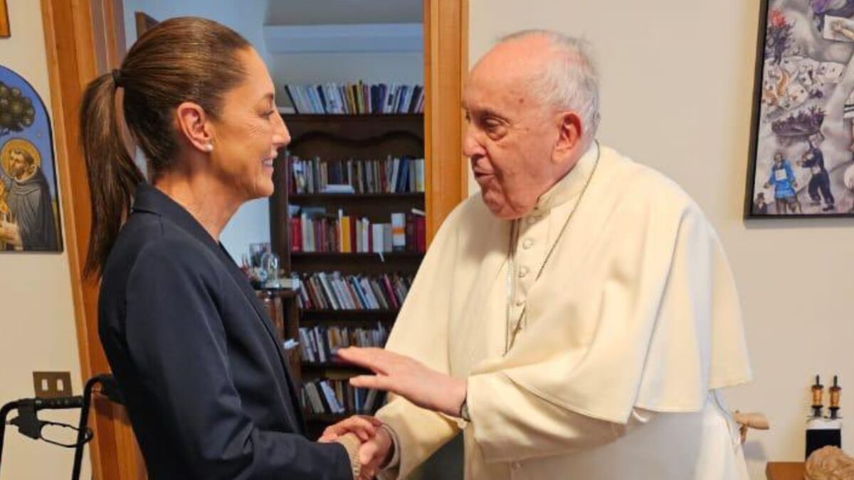Claudia Sheinbaum expresó su pesar por el fallecimiento del Papa Francisco, a quien calificó como un humanista que optó por la paz y los pobres.