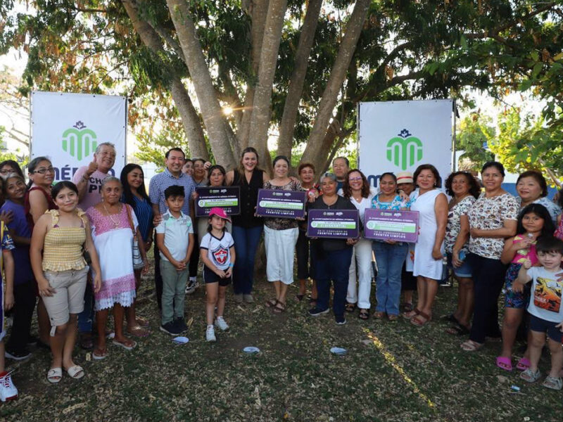 La alcaldesa Cecilia Patrón premió a los ganadores del concurso Frentes Limpios, destacando la importancia de una Mérida limpia y sustentable.