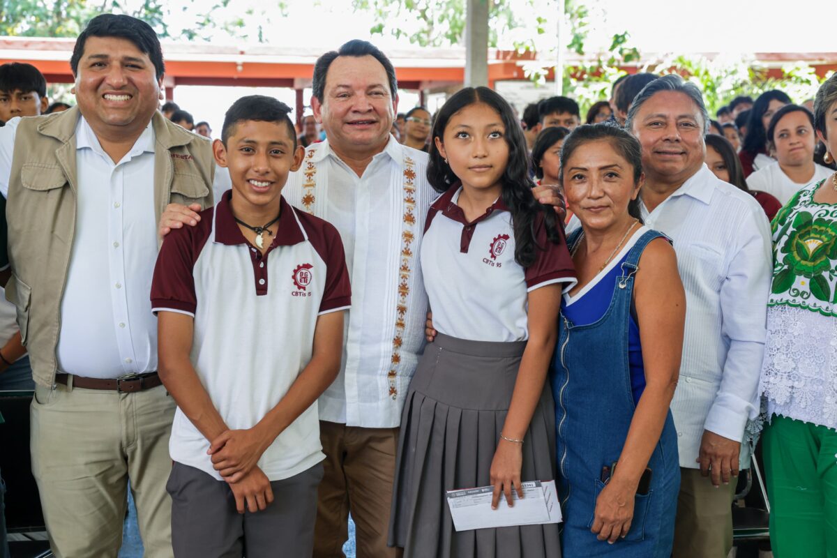 Arranca la entrega de tarjetas de la beca Benito Juárez para estudiantes del CBTis 95 con apoyos de $1,900 bimestrales.