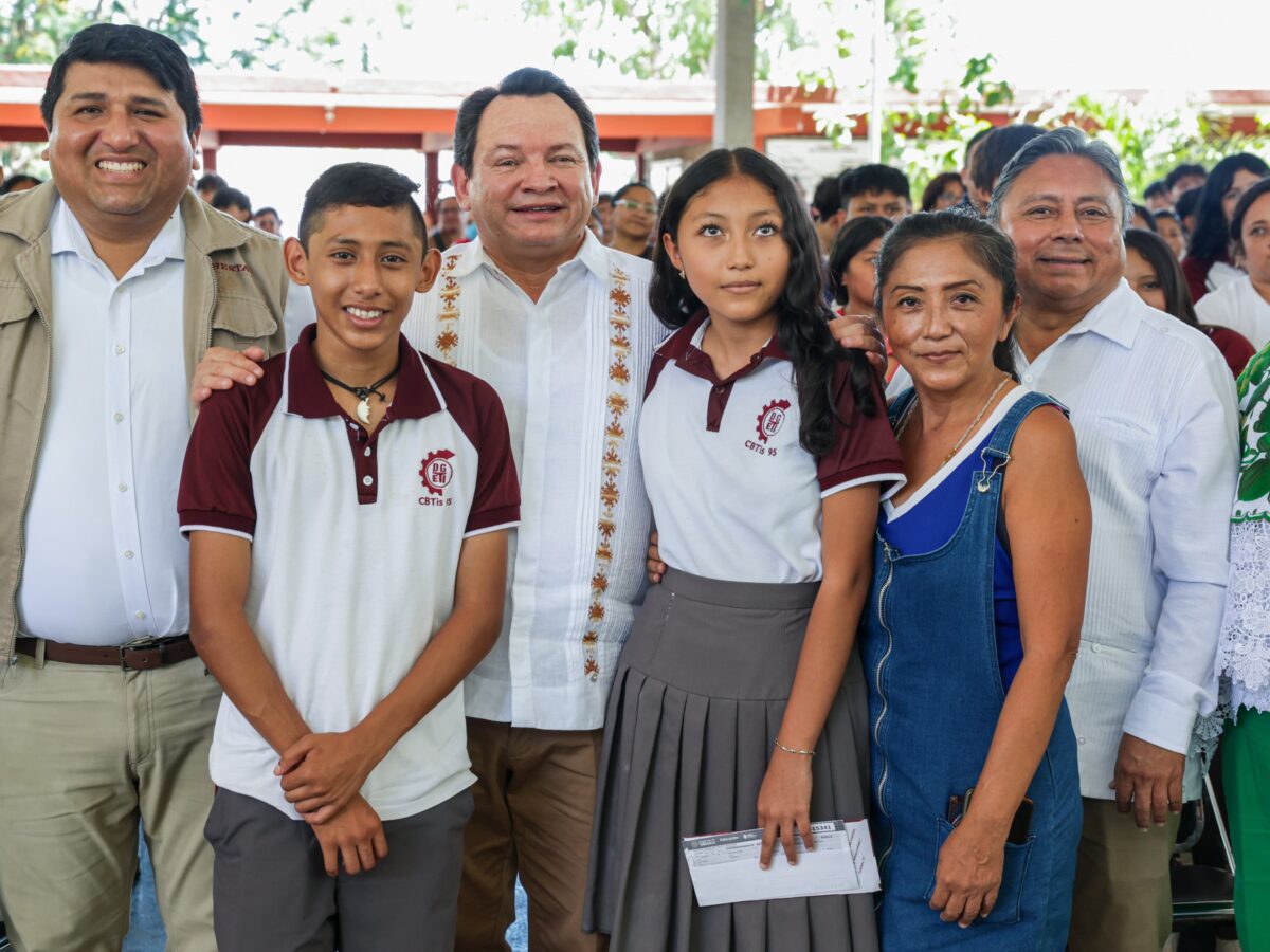 Arranca la entrega de tarjetas de la beca Benito Juárez para estudiantes del CBTis 95 con apoyos de $1,900 bimestrales.