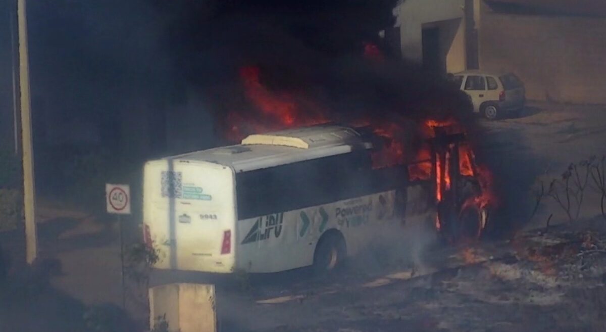 Incendio de maleza en Caucel II consume camión de transporte; SSP y bomberos actúan con rapidez y sin personas lesionadas.