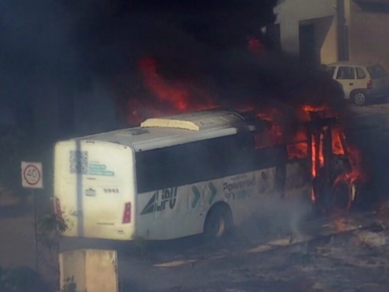 Incendio de maleza en Caucel II consume camión de transporte; SSP y bomberos actúan con rapidez y sin personas lesionadas.