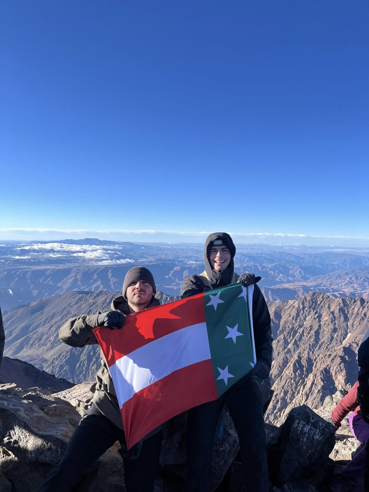 Patricio Lubcke alcanza la cima de Mount Toubkal, la montaña más alta de África, llevando con orgullo la bandera de Yucatán.