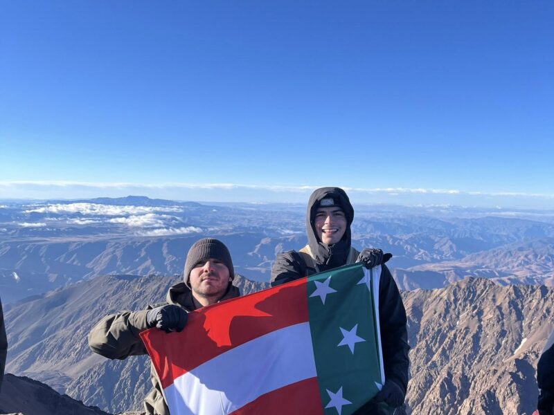 Patricio Lubcke alcanza la cima de Mount Toubkal, la montaña más alta de África, llevando con orgullo la bandera de Yucatán.