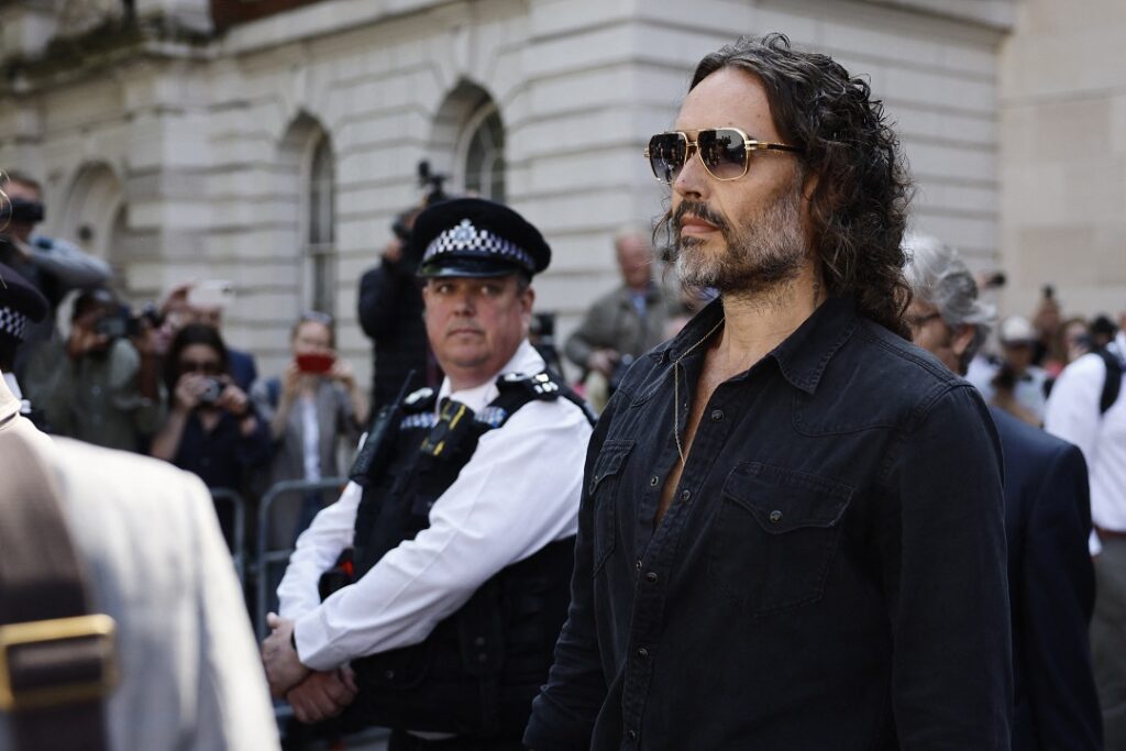 Actor Russell Brand comparecerá ante tribunal por acusaciones de violación