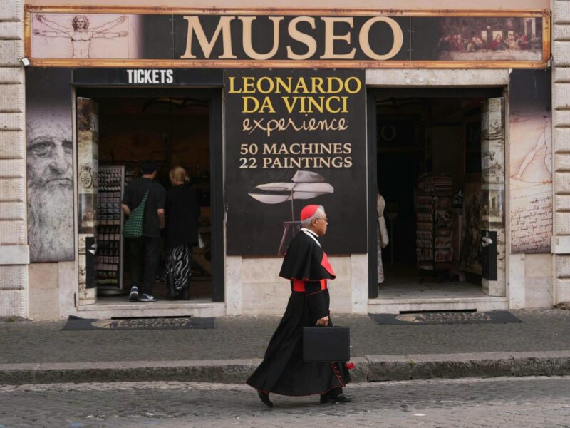 La competencia por confeccionar las sotanas del nuevo papa revive una tradición vaticana con un giro inesperado.