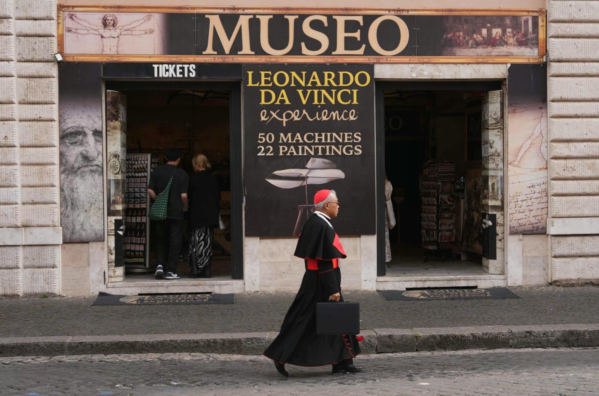 La competencia por confeccionar las sotanas del nuevo papa revive una tradición vaticana con un giro inesperado.