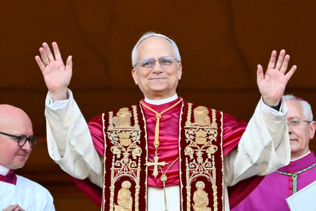 Prevost, el primer papa estadounidense, también tiene nacionalidad peruana. Asume como León XIV con visión global y pastoral.
