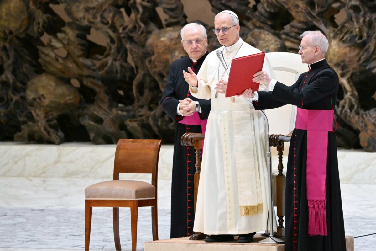 León XIV pidió liberar a periodistas encarcelados por buscar la verdad, durante su primer encuentro con la prensa en el Vaticano.