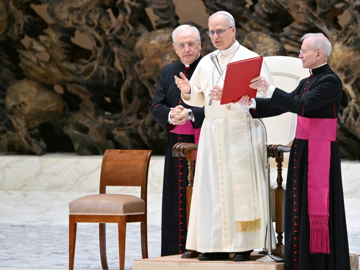 León XIV pidió liberar a periodistas encarcelados por buscar la verdad, durante su primer encuentro con la prensa en el Vaticano.