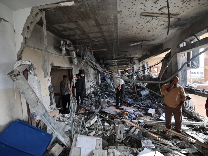 Israel bombardea hospital en Gaza y mata a periodista. Ejército alega que Hamás lo usaba para actividades terroristas.