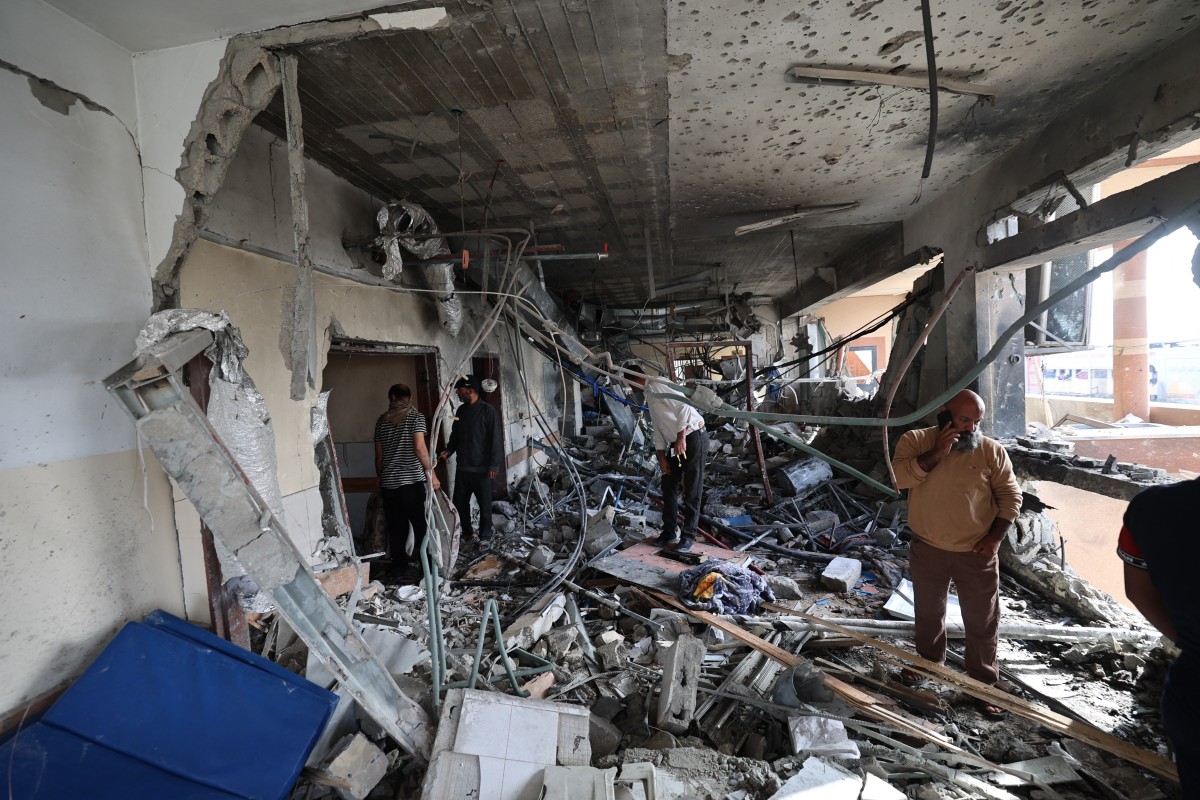 Israel bombardea hospital en Gaza y mata a periodista. Ejército alega que Hamás lo usaba para actividades terroristas.