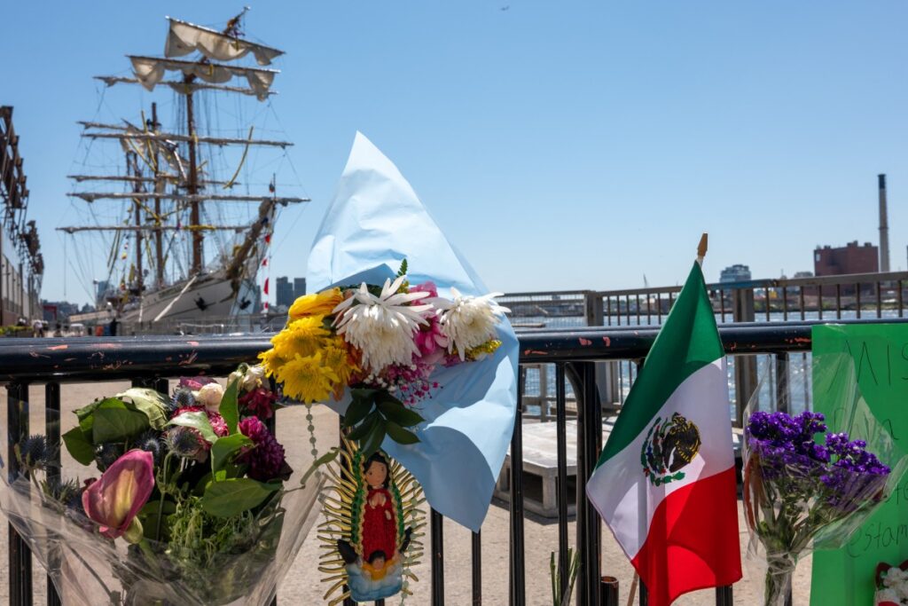 Tripulantes del buque escuela Cuauhtémoc llegan a México tras accidente en Brooklyn; Sheinbaum confirma investigación del caso.